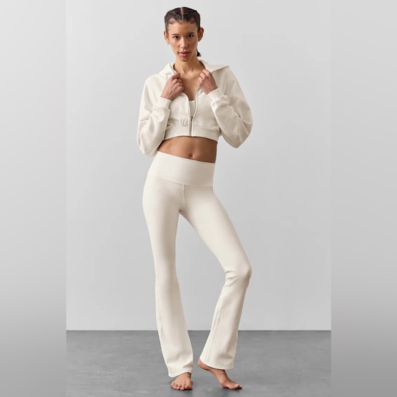 Alo Yoga Airbrush High-Waist Bootcut Legging in Ivory, Size X-Small - Picture 1 of 9